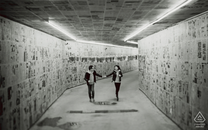 Foto por: <a href="https://www.wpja.com/photos/diamond-award-top-wedding-engagement-photographer/2475341"> Lin Yang - Quanzhou La pareja de Guangdong corre de la mano por un túnel en este retrato previo a la boda en blanco y negro