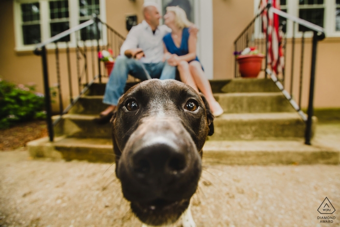 Manayunk Philadelphia Engagement Portrait En su casa con su perrito