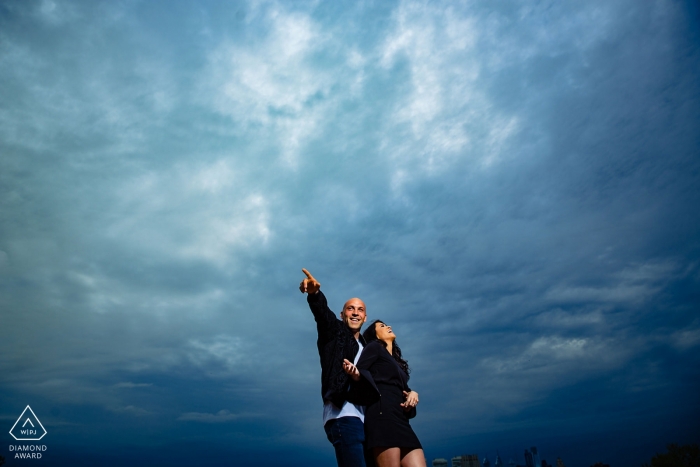 Camden Waterfront Engagement Portrait Photographer: "Disse-lhes para se soltarem e foi isso que aconteceu."