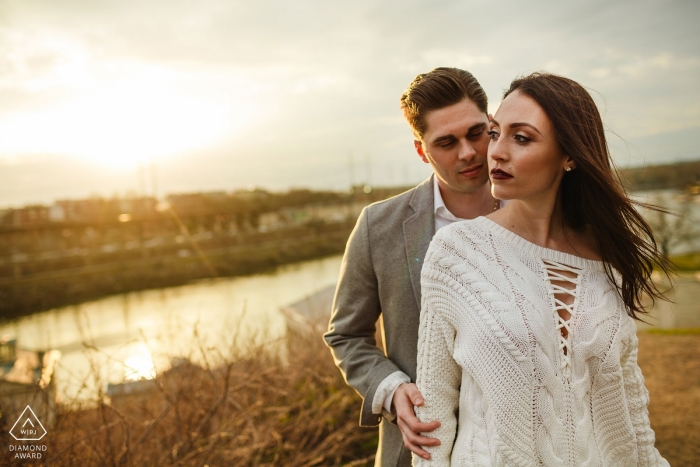 The Waterworks Philadelphia Engagement Portrait - Ottima luce. Bella coppia Vento che soffia. Fatto.