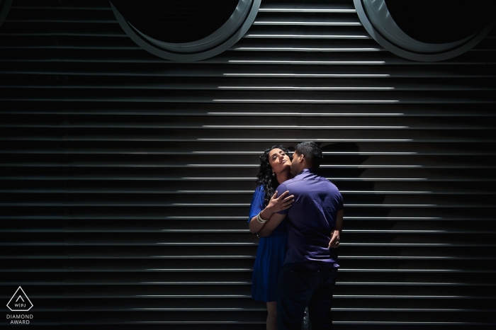 St Katherine's Dock, sesión de fotos de compromiso de Londres con una pareja joven.