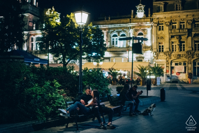 Sessão de fotos da meia-noite no banco do parque em Ruse, Bulgária