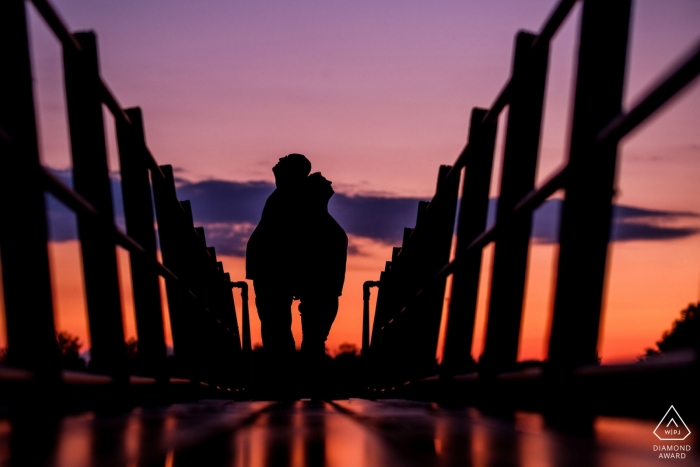 Foto von: Razvan Danaila - Arlesey Bedfordshire Ein Paar steht Rücken an Rücken, als die Sonne in dieser Arlesey-Verlobungssitzung eines Fotografen aus Bedfordshire, England, untergeht.