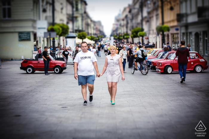 Piotrkowska w Łodzi fotografia narzeczeńska - Spacer po mieście