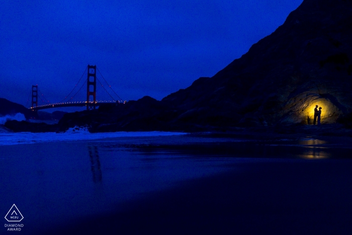 Bäcker Strand San Francisco Verlobungsshooting in der Nacht mit einem Licht