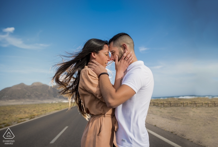 Séance de portrait à Cabo de Gata pour couple de fiancés