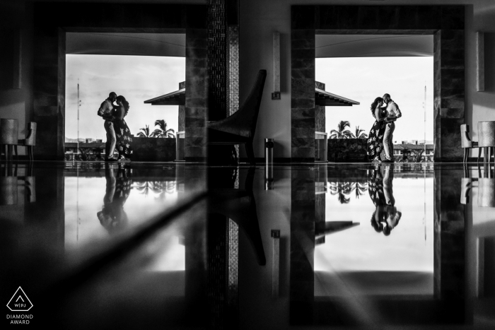 Ahora Amber Resort, sesión de compromiso de Puerto Vallarta México en blanco y negro con reflejos