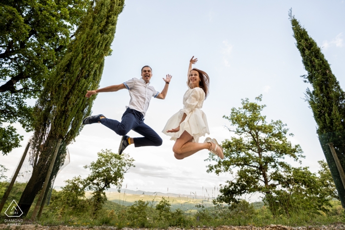 Castellina in Chianti, Siena – Springendes Verlobungsporträt in den Bäumen!