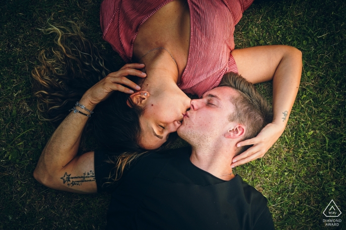 Photoshoot de fiançailles pour le lac Trasimène, Italie - Sur l'herbe, l'amour sous la pluie