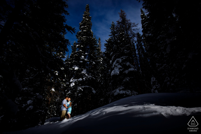 Una pareja celebra su compromiso en Bear Lake en el Parque Nacional Rocky Mountain