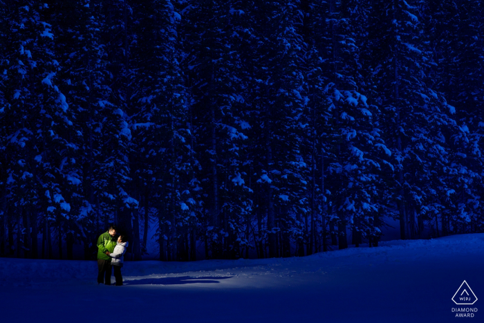 Lago bear, Rocky Mountain National Park, retrato do acoplamento de Colorado na noite na neve.