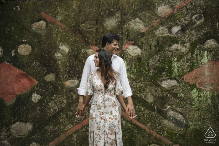 Photo: <a href="https://www.wpja.com/photos/diamond-award-top-wedding-engagement-photographer/2487291"> Clara Sampaio - Rio de Janeiro Rio de Janeiro Un couple pose ensemble devant un dessin unique dans le Parque Lage lors de cette séance photo de fiançailles réalisée par un photographe de Rio de Janeiro, au Brésil.