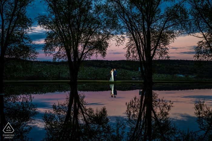 Retrato de noivado com reflexo do pôr do sol em Alyson's Orchard, Walpole, NH