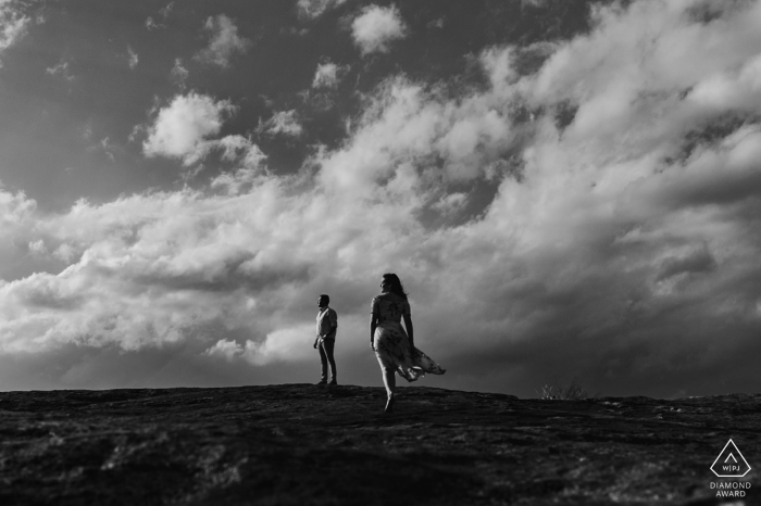 Schwarz-weißes Berggipfelporträt am Arabia Mountain, Georgia