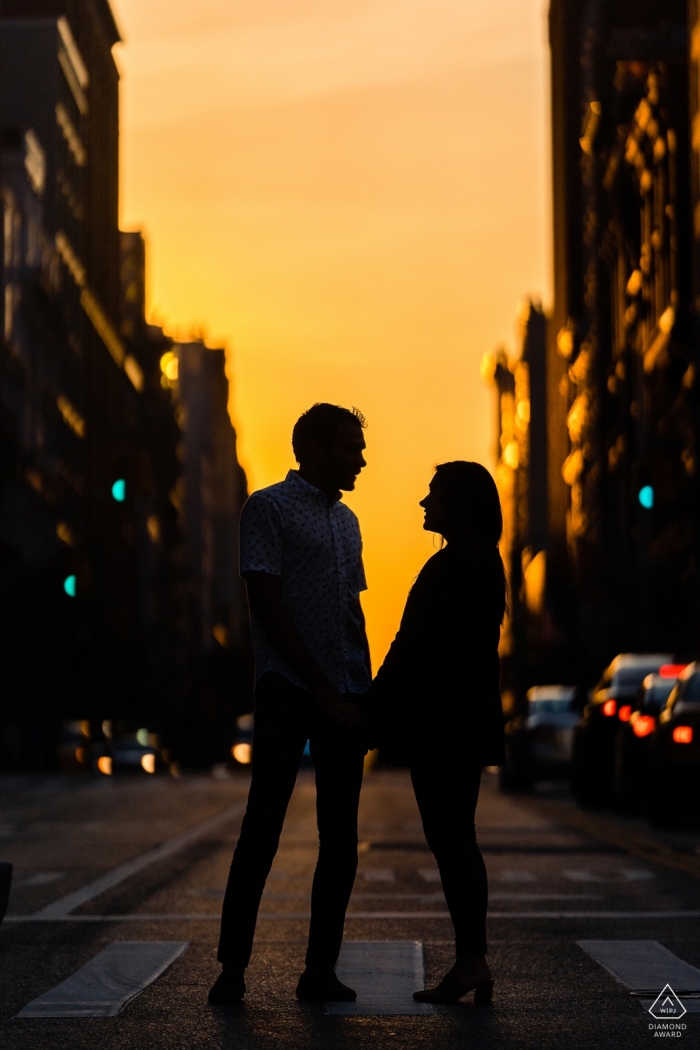 Una pareja silueta comparte un momento durante su sesión de compromiso en la ciudad de Nueva York