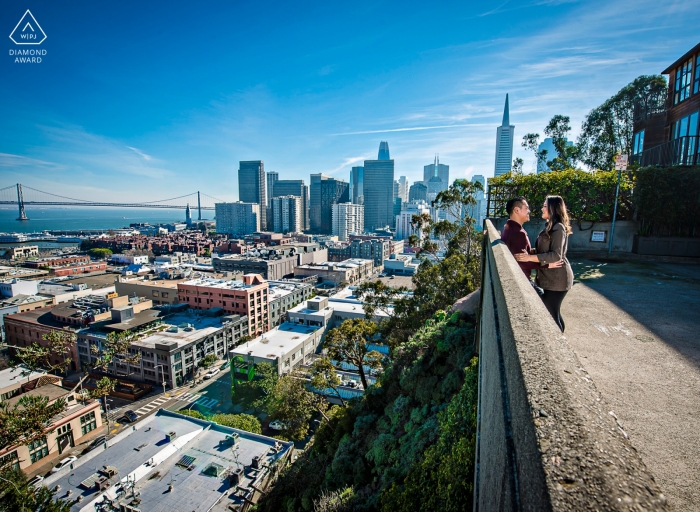 Dieses Foto vor der Hochzeit wurde am Mittag an einem malerischen Ort in Telegraph Hill, San Francisco, aufgenommen.