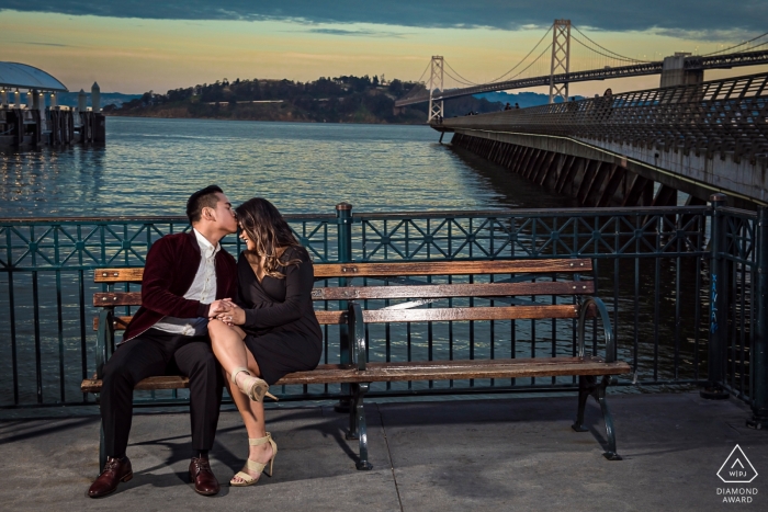 Questa foto è stata scattata durante il crepuscolo vicino a Pier 14 a San Francisco. È un luogo popolare sia per i locali che per i turisti ... fortunato a catturare una foto veloce insieme alla coppia.