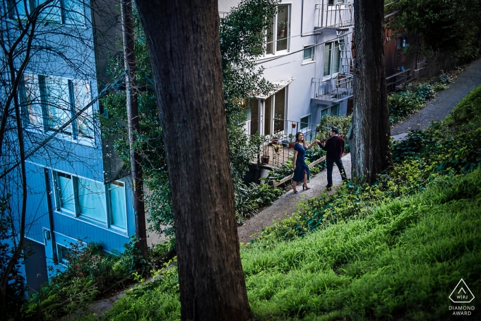 El compromiso de Telegraph Hill se dispara en un lugar para enmarcar a la pareja entre las residencias y la Torre Coit en el área circundante.