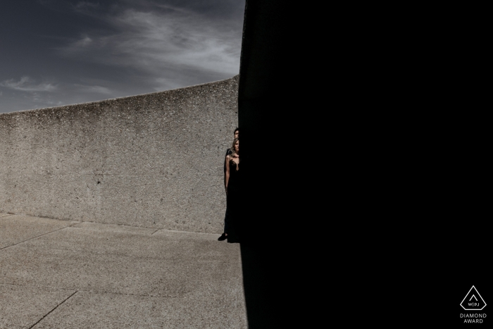 Photographe de fiançailles au Cap Jouer avec les ombres pour créer un contraste