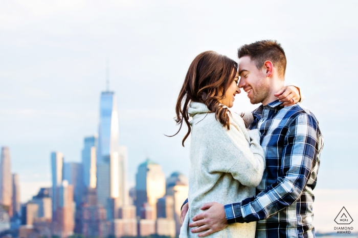 Foto: <a href="https://www.wpja.com/photos/diamond-award-top-wedding-engagement-photographer/2491686"> Michelle Arlotta - Milford, New Jersey Hoboken New Jersey Engagement Session mit der Skyline der Stadt