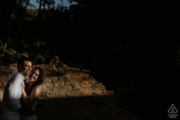 Una pareja en O Butia, Alegre se proyecta en la luz, en la sombra durante la sesión de fotos previa a la boda por un fotógrafo de Rio Grande do Sul, Brasil.