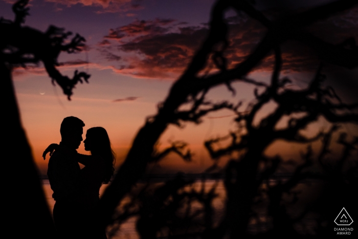 Phuket, Thaïlande Portrait de fiançailles au coucher du soleil avec couple