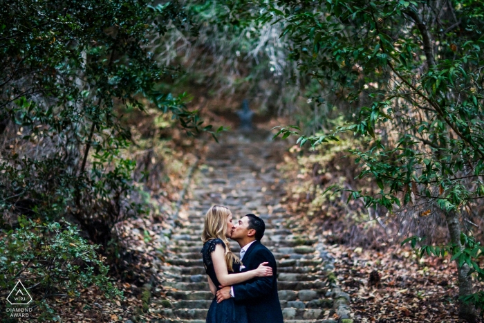 Montalvo Arts Center, Saratoga Engagement Portrait alle scale con alberi.