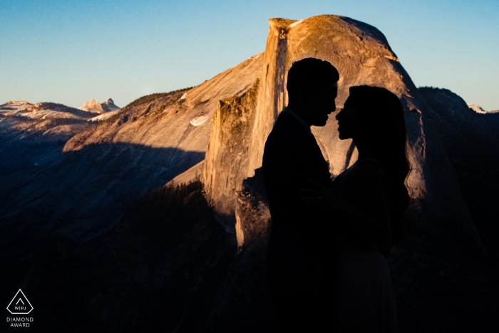 Foto: <a href="https://www.wpja.com/photos/diamond-award-top-wedding-engagement-photographer/2497246"> Raymond Nguyen - Sacramento, Kalifornien Die Silhouette eines Paares ist in diesem Verlobungsporträt eines Fotografen aus Sacramento, CA, vor dem Hintergrund von Yosemite zu sehen.