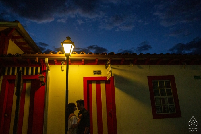 Casal de noivos sob a luz para sua sessão de pré-casamento em Pirenópolis