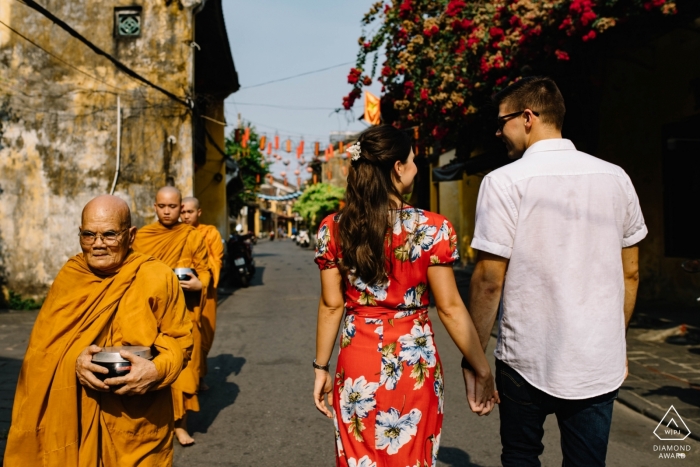 Photo: <a href="https://www.wpja.com/photos/diamond-award-top-wedding-engagement-photographer/2497701"> Trung Dinh - Da Nang Da Nang Le couple fiancé se tient la main pour leur séance de pré-mariage à Hoi An au Vietnam