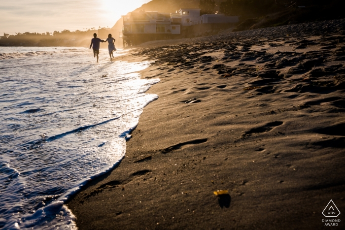 Foto door: <a href="https://www.wpja.com/photos/diamond-award-top-wedding-engagement-photographer/2497896"> Vinci Wang - FuZhou Verloofd paar die langs Malibu-strand lopen tijdens hun pre-huwelijkssessie