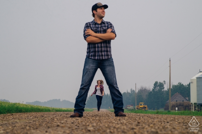 Foto door: <a href="https://www.wpja.com/photos/diamond-award-top-wedding-engagement-photographer/2498116"> Dorota Karpowicz - Edmonton Alberta Alberta, Canada verlovingsfotograaf heeft deze foto gemaakt van een vrouw die op weg naar haar verloofde rent