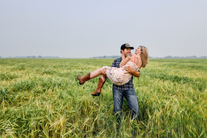 Alberta, Canada Le photographe de fiançailles a capturé cette photo d'un couple s'embrassant dans un champ