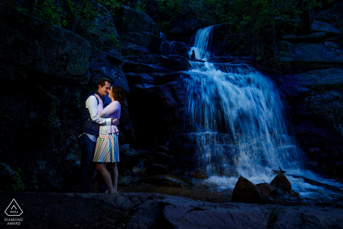 Foto di: <a href="https://www.wpja.com/photos/diamond-award-top-wedding-engagement-photographer/2498266"> Justin Edmonds - Denver Colorado Engagement Portrait Session presso Maxwell Falls