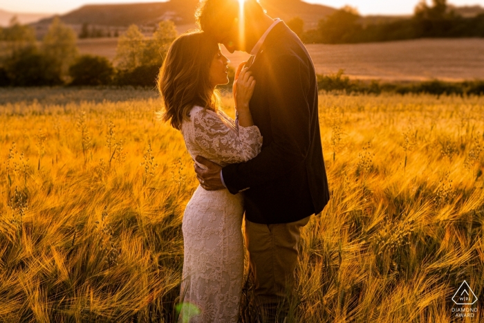 Diese Verlobungsfotosession in Orcoyen, Spanien, wurde auf einem Feld bei Sonnenuntergang aufgenommen.