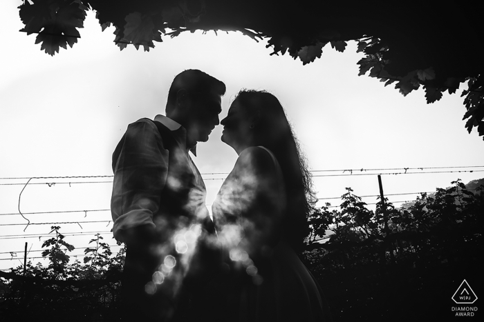 Foto von: <a href="https://www.wpja.com/photos/diamond-award-top-wedding-engagement-photographer/2500476"> Anupa Shah - Mumbai Maharashtra Mumbai-Verlobungsphotograph nahm dieses Schwarzweiss-Foto eines Paares gefangen, das unter einem Baum umfasst