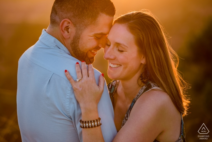 Foto: <a href="https://www.wpja.com/photos/diamond-award-top-wedding-engagement-photographer/2500886"> Tanya Parada - Los Angeles, Kalifornien Los Angeles - Ein Paar umarmt sich während eines Sonnenuntergangs für ihr Verlobungsfoto-Shooting
