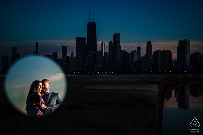 Photo: <a href="https://www.wpja.com/photos/diamond-award-top-wedding-engagement-photographer/2500991"> Victoria Sprung - Chicago, Illinois Un couple engagé se reflète dans un miroir contre l'horizon lors de leur séance de fiançailles à North Avenue Beach, Chicago