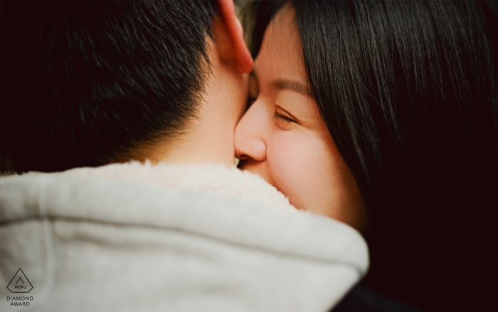 Foto von: <a href="https://www.wpja.com/photos/diamond-award-top-wedding-engagement-photographer/2501221"> Lin Yang - Quanzhou Verlobte Paare lächeln und lachen, während sie sich während ihres Shootings vor der Hochzeit in der West Street umarmen