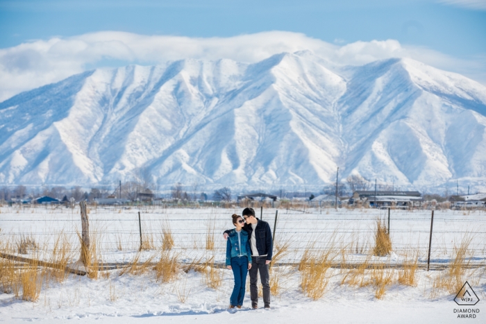 Un couple pose devant des montagnes glacées aux États-Unis lors de la photo de leur engagement par un photographe de la ville de Hangzhou.