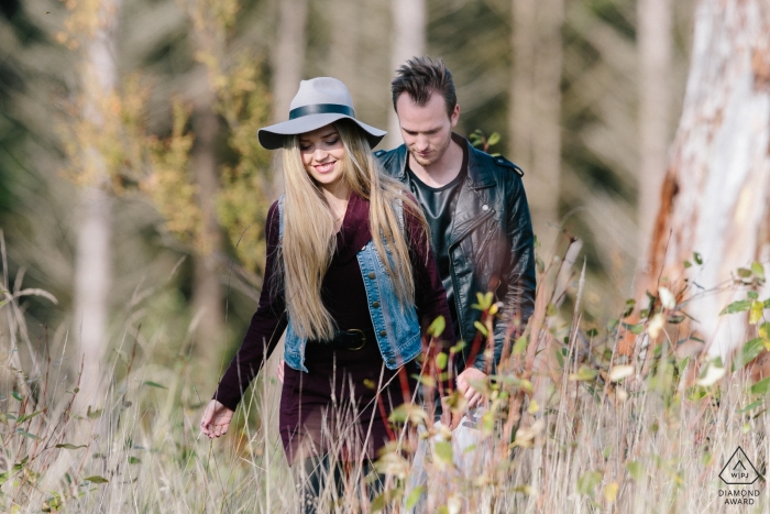 Carbonado, WA fotografía de compromiso - Pareja camina por el bosque