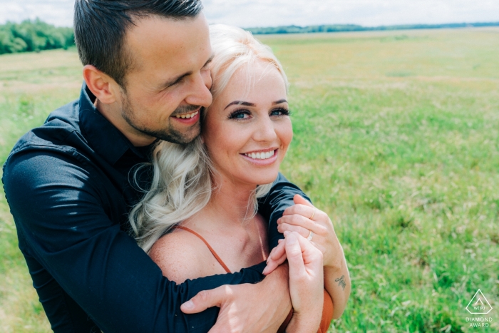 Overjissel engagment photographer created this prewedding portrait in a sunny meadow in Enschede 