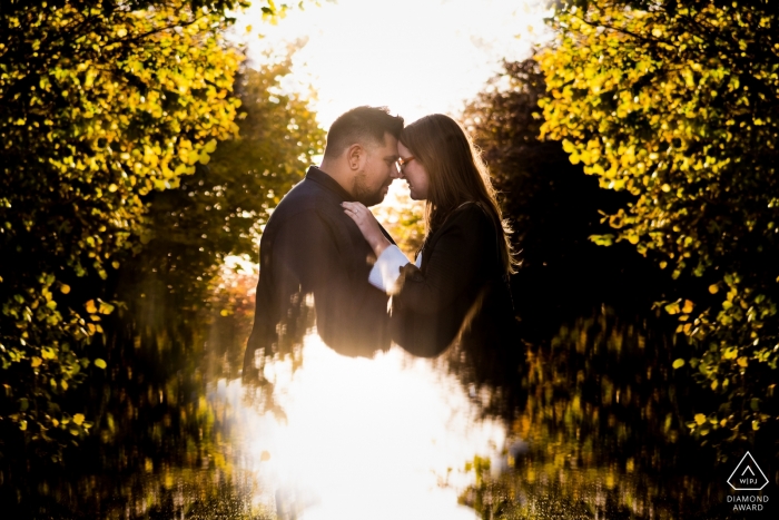 El fotógrafo de compromiso de Northhamptonshire diseñó este retrato besado por el sol de una pareja abrazada en los setos cerca de Twywell Gullet