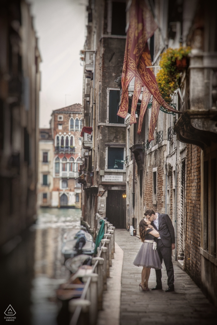 Este retrato previo a la boda de una pareja besándose en una calle de la ciudad fue creado por un fotógrafo de bodas de Venecia.