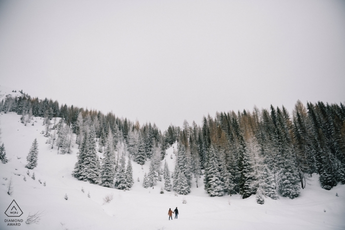 Sur cette photo conçue par un photographe des fiançailles des Pouilles, nous voyons le couple en randonnée dans les montagnes enneigées près de Tretino Sur cette photo conçue par un photographe des fiançailles des Pouilles, nous voyons le couple en randonnée dans les montagnes enneigées près de Tretino