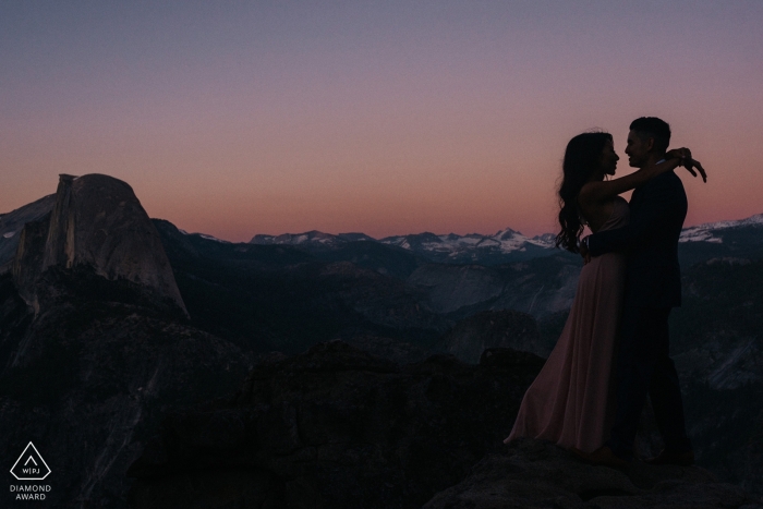 O fotógrafo de noivado de Sacramento tirou esta foto do casal se abraçando no Parque Nacional de Yosemite ao pôr do sol