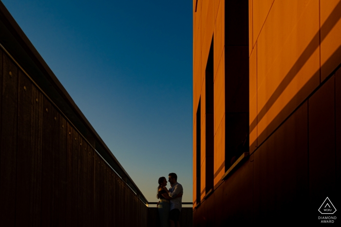 Le photographe de fiançailles de Valence a capturé cette image d'un couple enlacé au coucher du soleil sur un pâté de maisons à Alcoy