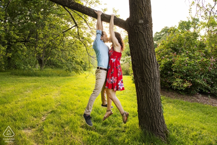 Foto door: <a href="https://www.wpja.com/photos/diamond-award-top-wedding-engagement-photographer/2509016"> Simi Rabinowitz - Somerville Massachusetts Arnold Arboretum, Jamiaca Plain, Massachusetts - Paar opknoping van boom kussen