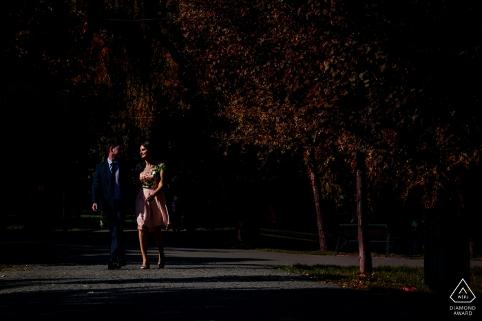 Fotógrafo de noivado da Roménia pegou a ação nesta foto de um casal caminhando alegremente através do Parque IOR em Bucareste à noite