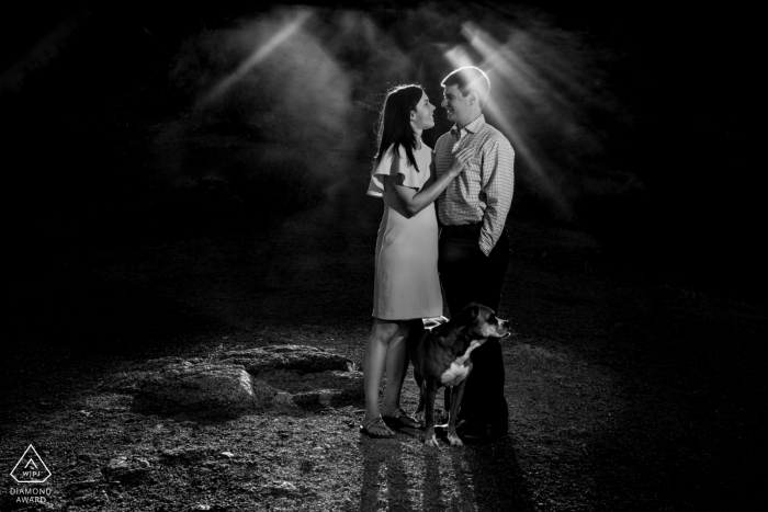 Foto: <a href="https://www.wpja.com/photos/diamond-award-top-wedding-engagement-photographer/2511101"> Laura Segall - Phoenix, Arizona Papago Park-Phoenix, AZ Engagement Sitzung in der Nacht in schwarz und weiß
